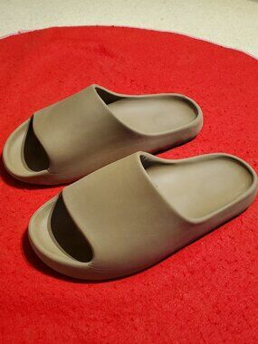 Men's - Tan Deluxe Thick Super Soft Sandals Flip Flops- Size 11 - Save $